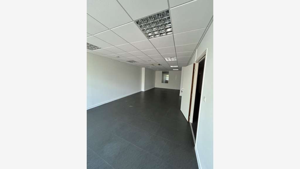 A louer local commercial 293m² à Fréjus proche N7