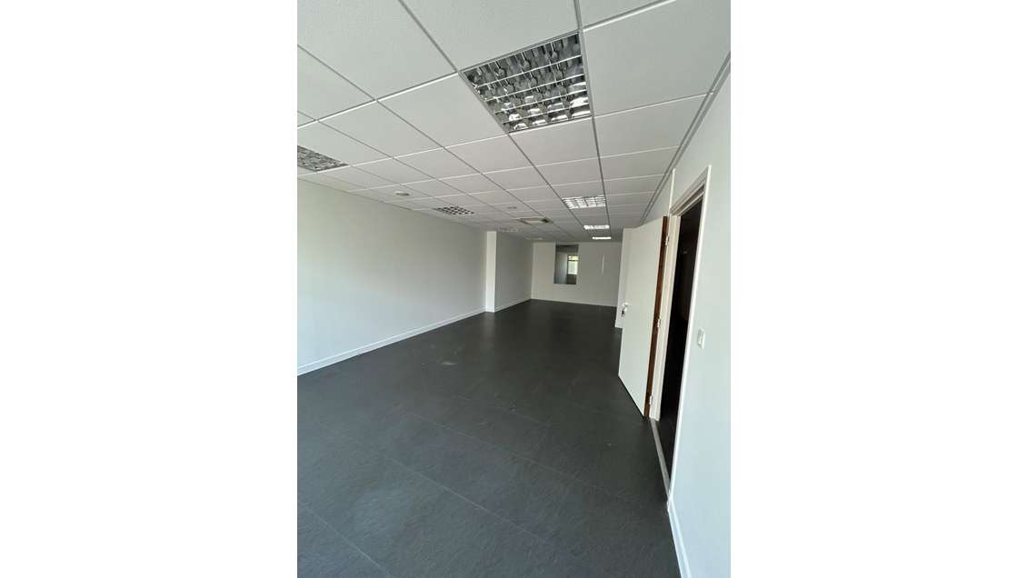 A louer local commercial 293m² à Fréjus proche N7