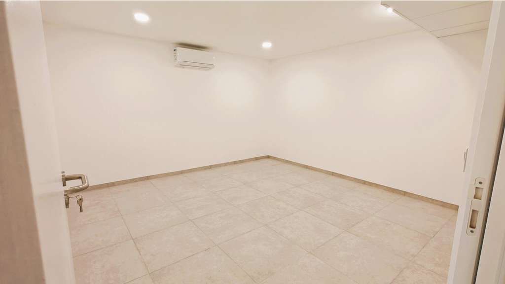 À louer local neuf 80m²  à Fréjus zone Capitou