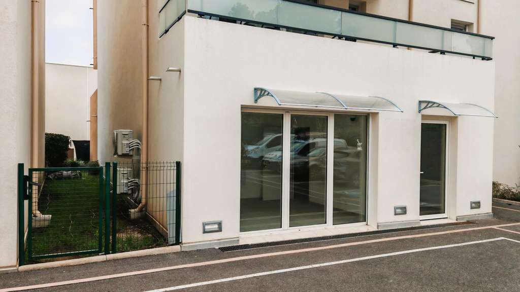 À louer local neuf 80m²  à Fréjus zone Capitou