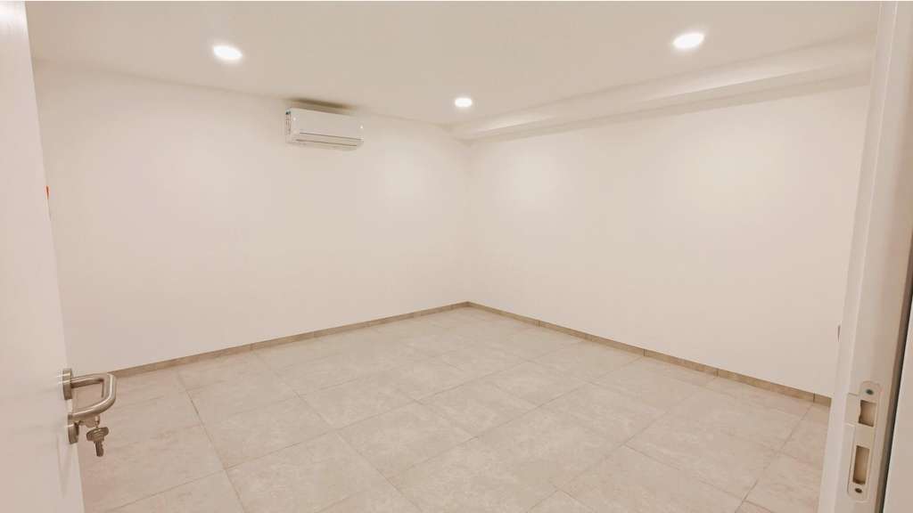 À louer local neuf 80m²  à Fréjus zone Capitou