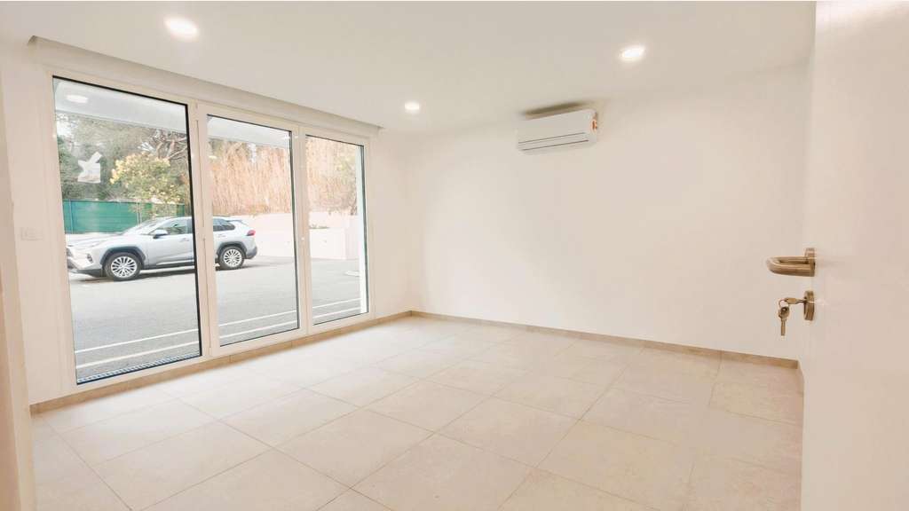 À louer local neuf 80m²  à Fréjus zone Capitou