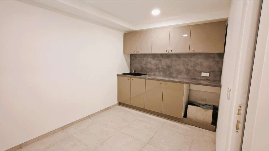 À louer local neuf 80m²  à Fréjus zone Capitou