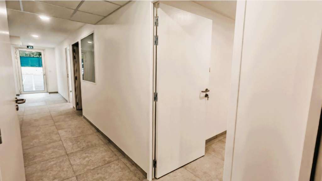 À louer local neuf 80m²  à Fréjus zone Capitou