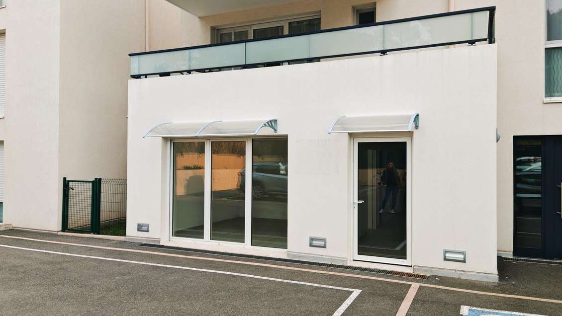 À louer local neuf 80m²  à Fréjus zone Capitou