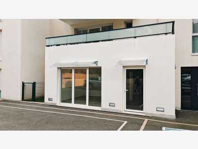 À louer local neuf 80m²  à Fréjus zone Capitou