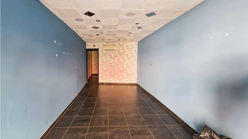 Local commercial 32m² à louer empl N°1 à Fréjus