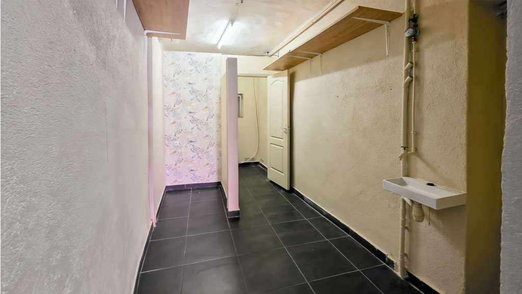 Local commercial 32m² à louer empl N°1 à Fréjus