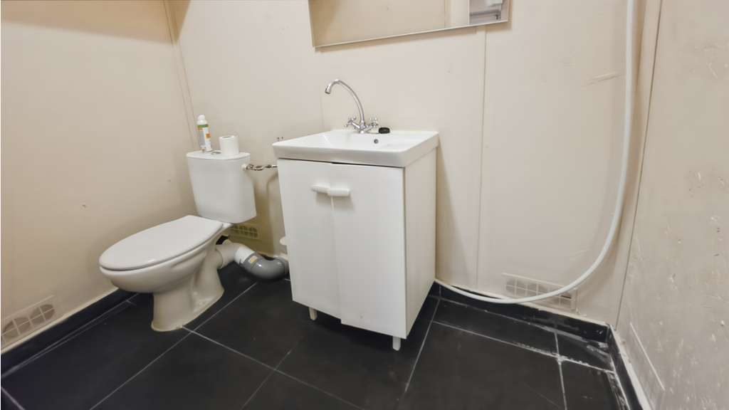 Local commercial 32m² à louer empl N°1 à Fréjus