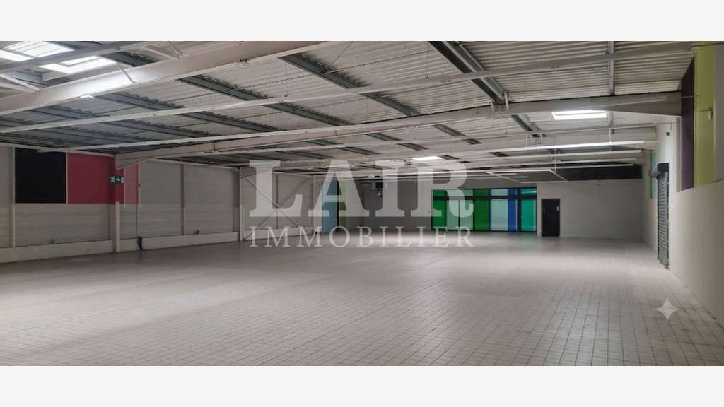 Loue local commercial 1060m² à Fresnay-sur-Sarthe 
