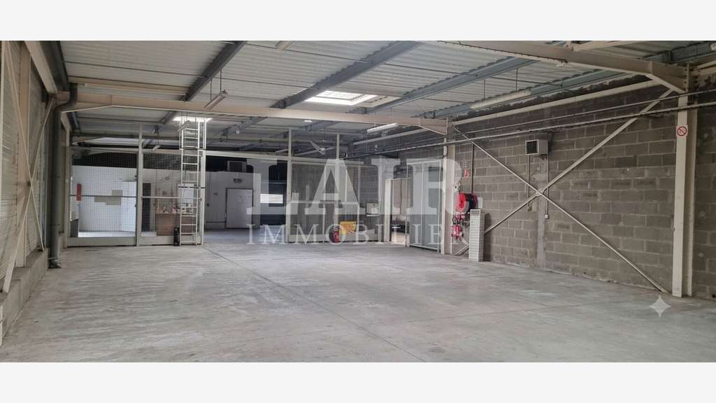 Loue local commercial 1060m² à Fresnay-sur-Sarthe 