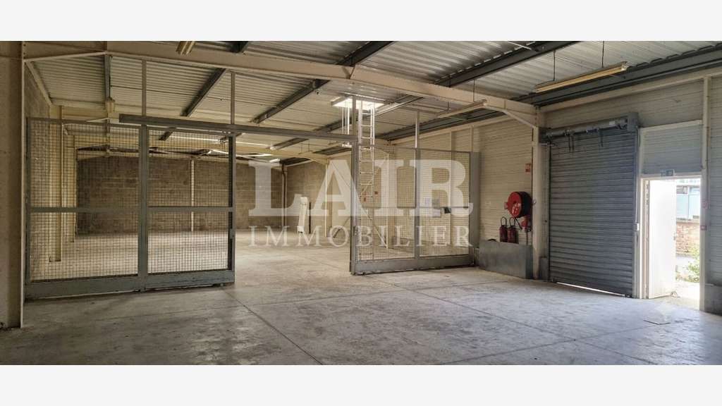 Loue local commercial 1060m² à Fresnay-sur-Sarthe 