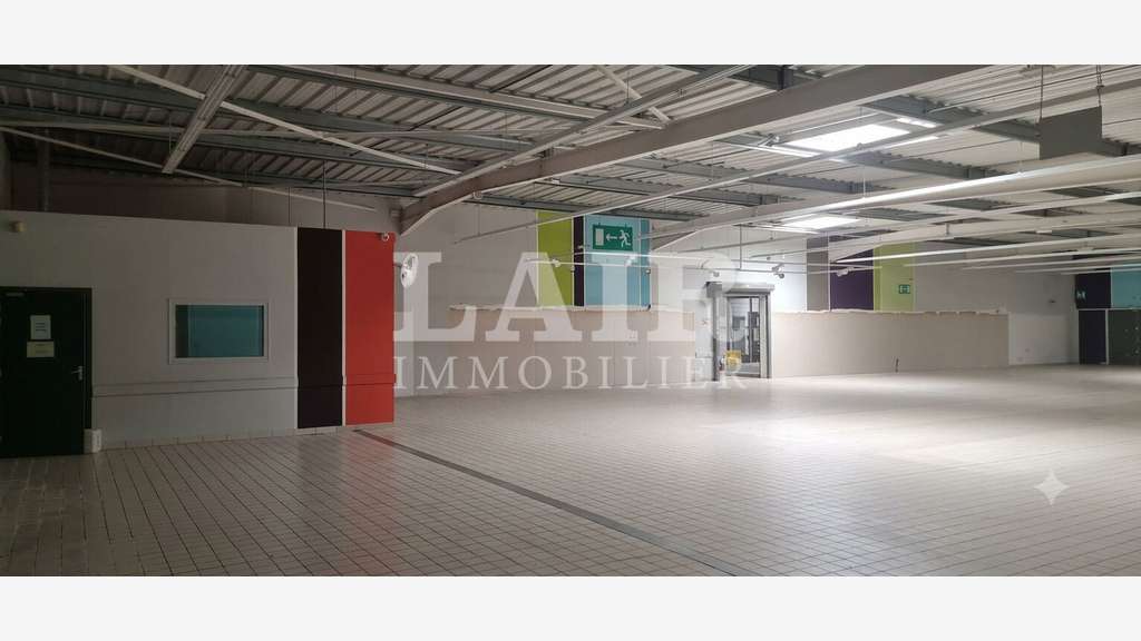 Loue local commercial 1060m² à Fresnay-sur-Sarthe 