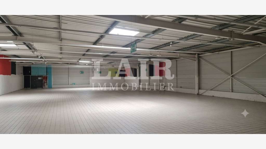 Loue local commercial 1060m² à Fresnay-sur-Sarthe 