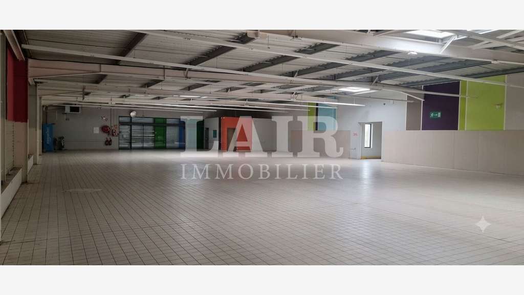 Loue local commercial 1060m² à Fresnay-sur-Sarthe 