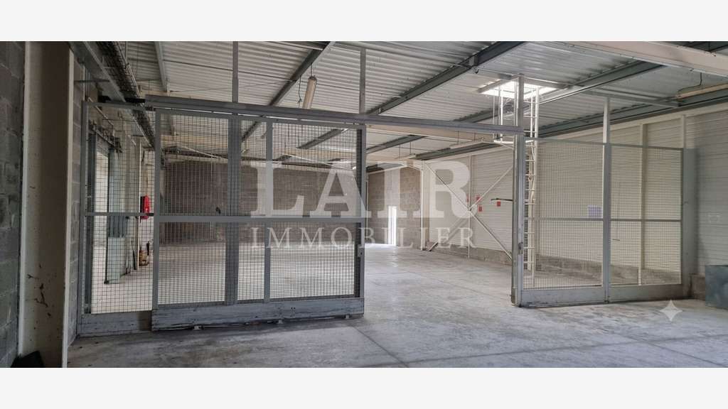 Loue local commercial 1060m² à Fresnay-sur-Sarthe 