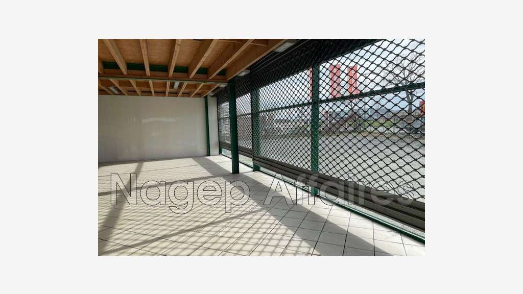 AV local de 700m² en zone artisanale à Gannat