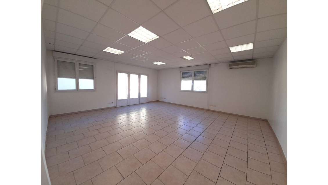 Local commercial 107.36m² en ZA sur Gardanne 
