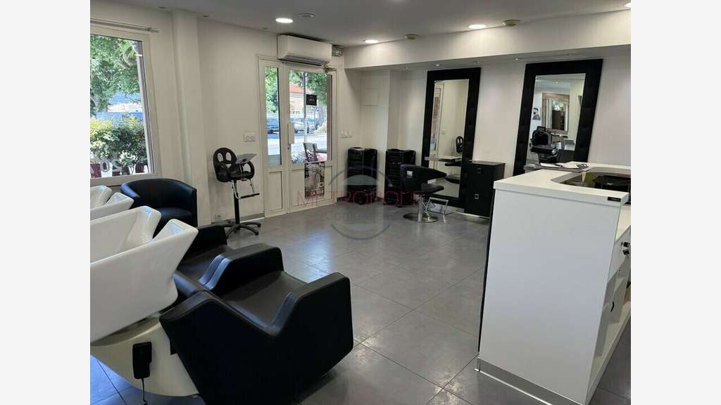 Loue local commercial 49m² centre ville Gattières