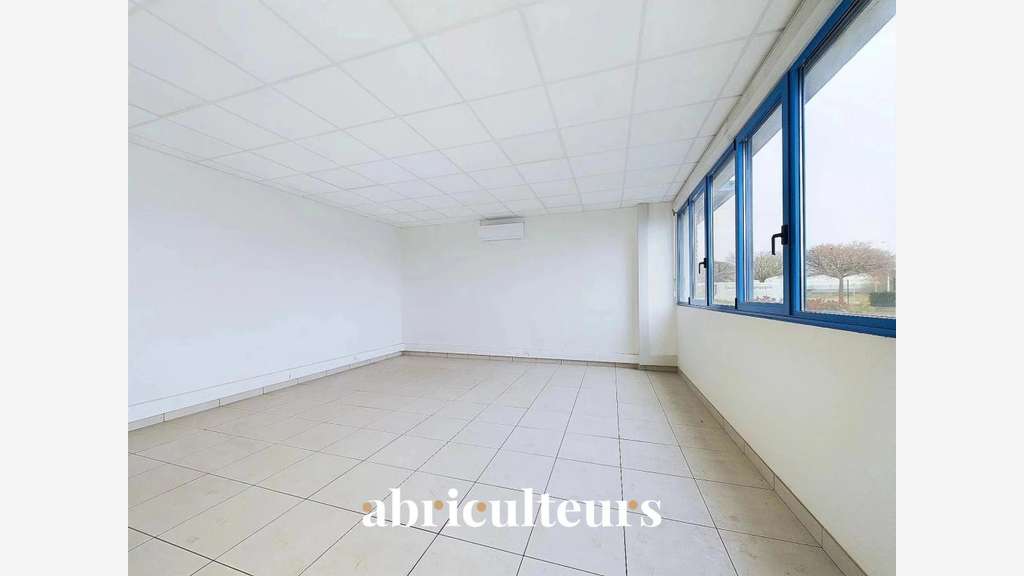 Local d'activité de 270 m² - proche Chartres et a