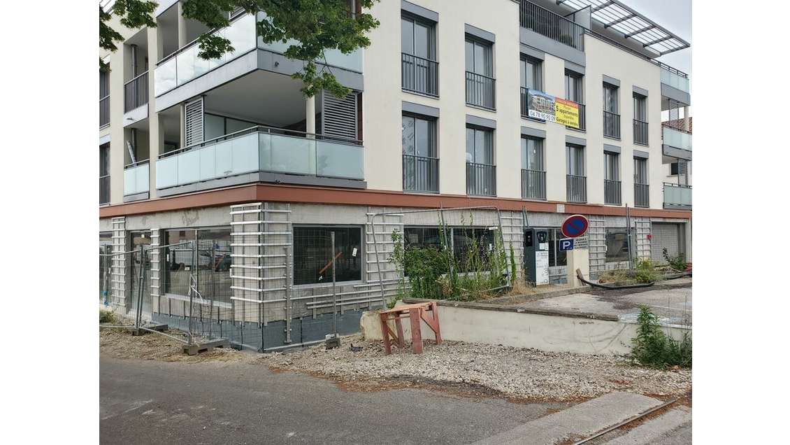 Local commercial 301m² à louer à Genas centre