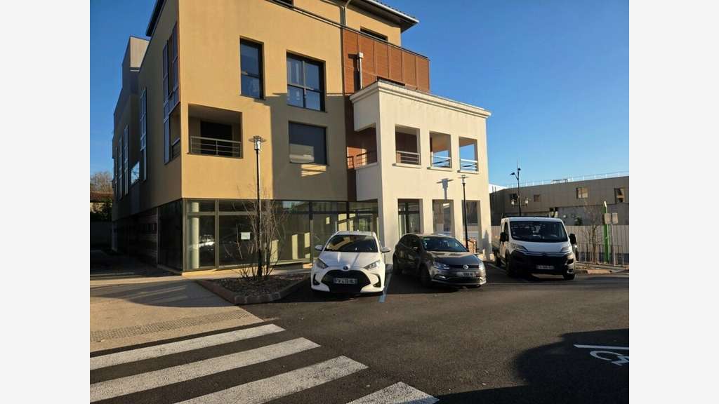 A louer local 89m² belle visibilité centre Genas