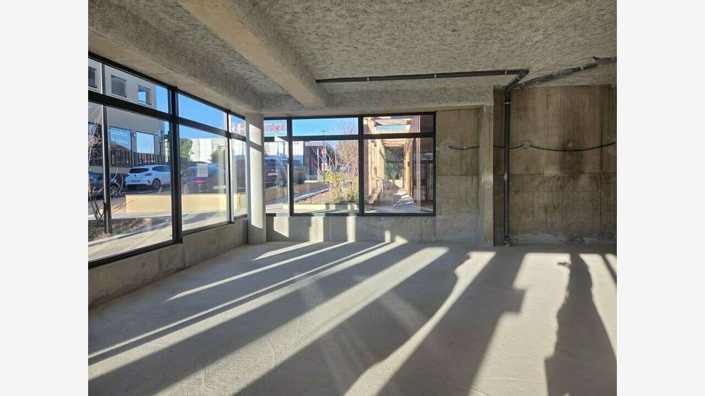 A louer local 89m² belle visibilité centre Genas