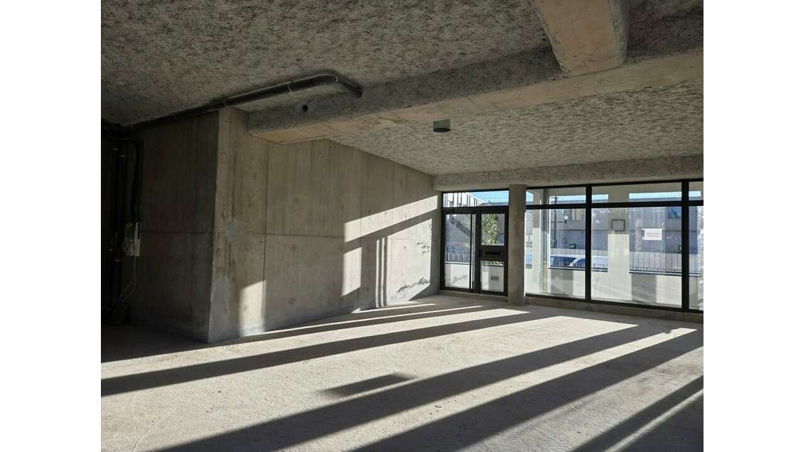 A louer local 89m² belle visibilité centre Genas