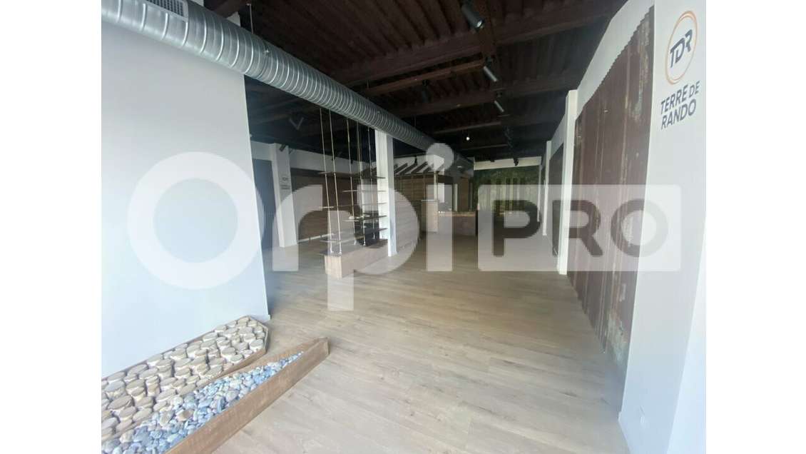 A louer local commercial de 118m² à Genay Actipark