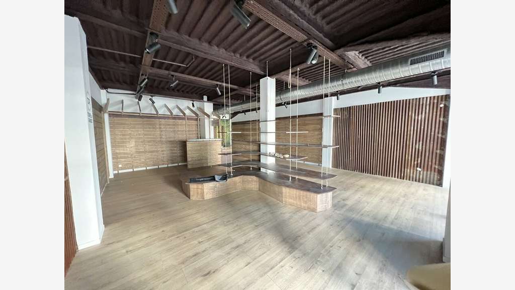 Local commercial de qualité 118m² à louer à Genay