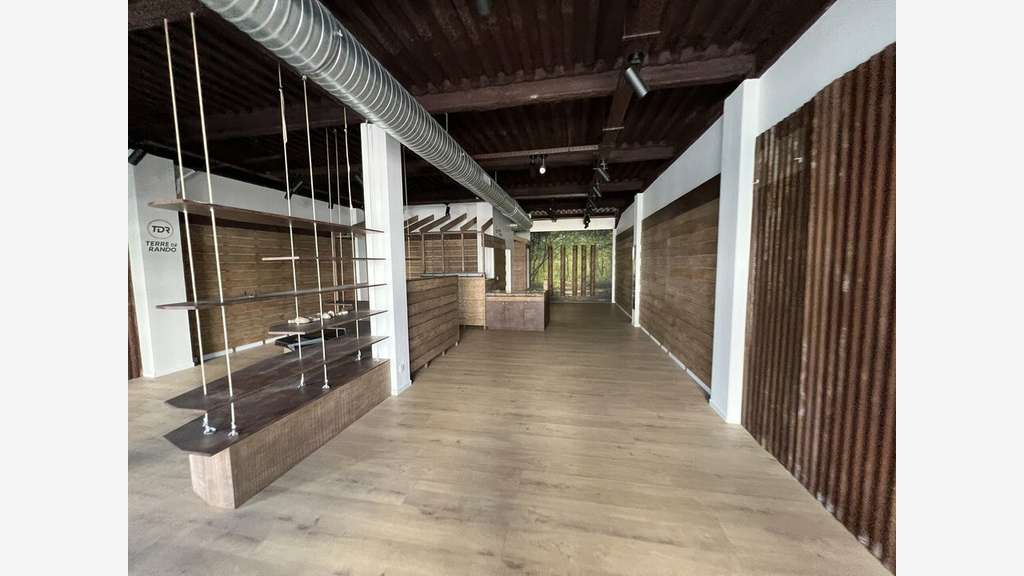 Local commercial de qualité 118m² à louer à Genay