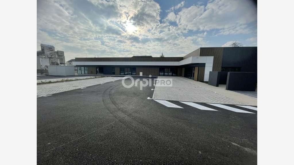 Local 134m² à louer avec belle visibilité à Genlis