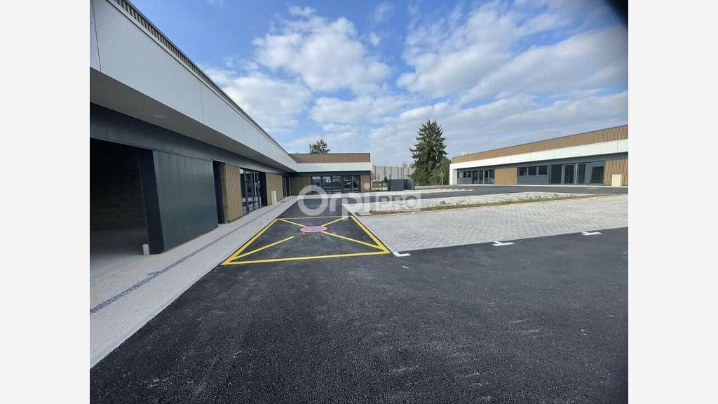 Local 134m² à louer avec belle visibilité à Genlis