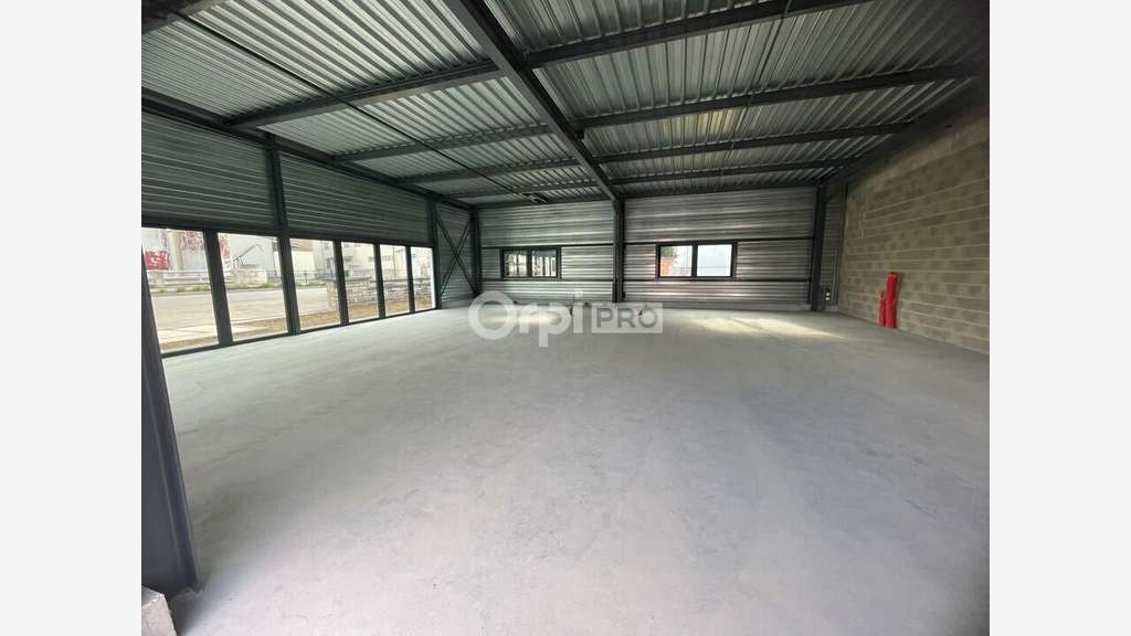 Local 134m² à louer avec belle visibilité à Genlis