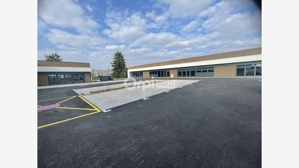 Local 134m² à louer avec belle visibilité à Genlis