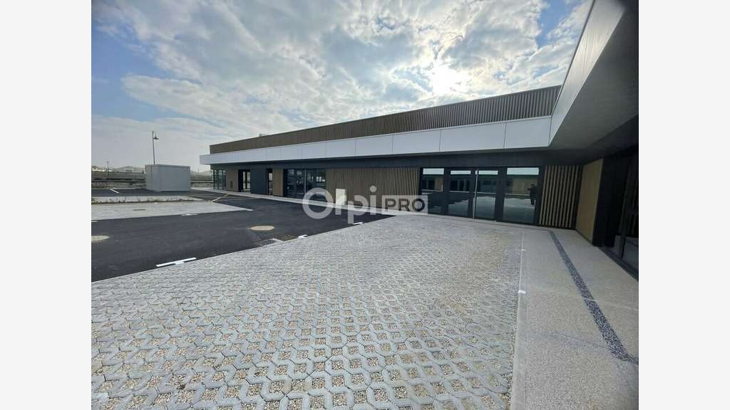 Local 134m² à louer avec belle visibilité à Genlis