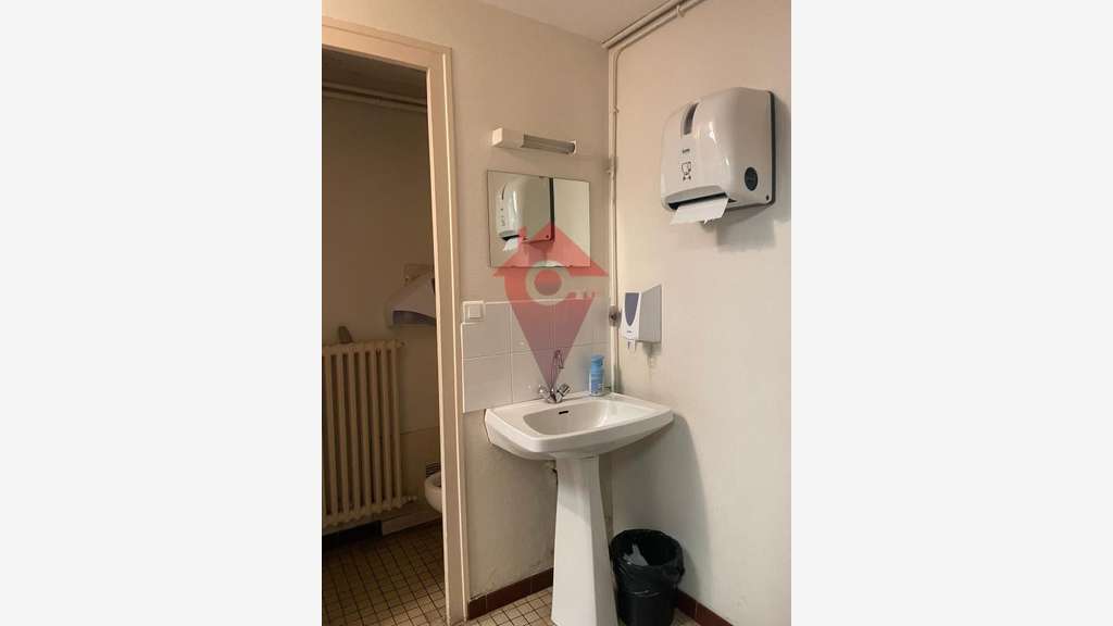 Local commercial de 277 m2 à louer Disponible au