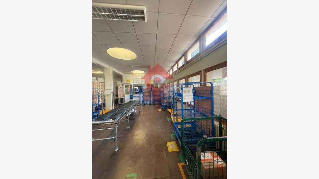 Local commercial de 277 m2 à louer Disponible au