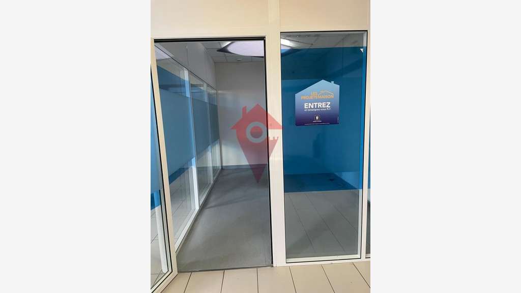 Local commercial de 277 m2 à louer Disponible au