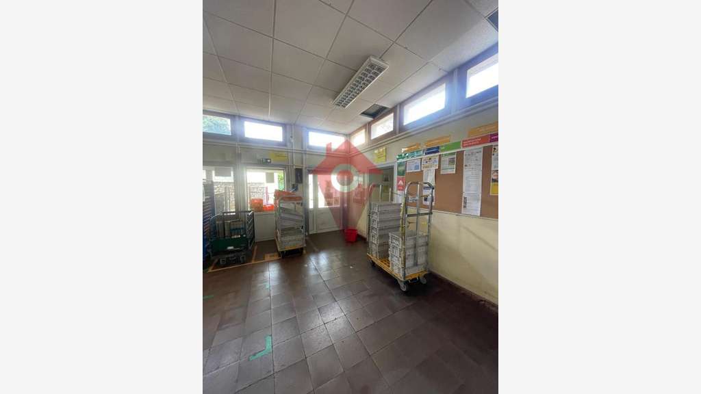 Local commercial de 277 m2 à louer Disponible au