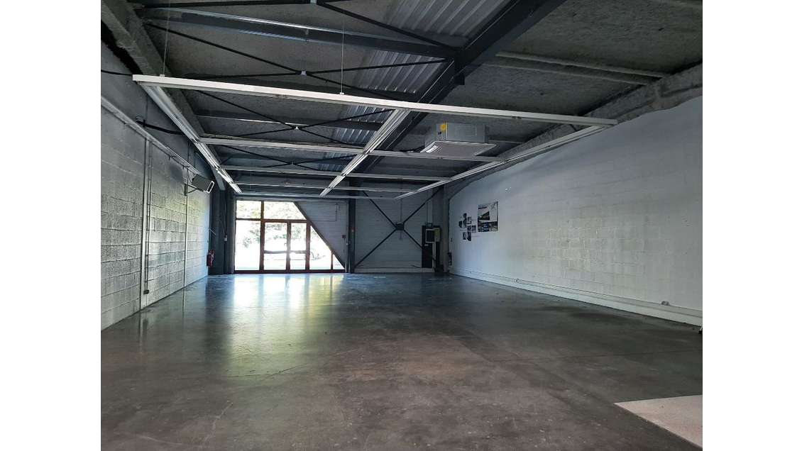 Local commercial de 243m² à louer à Gerzat