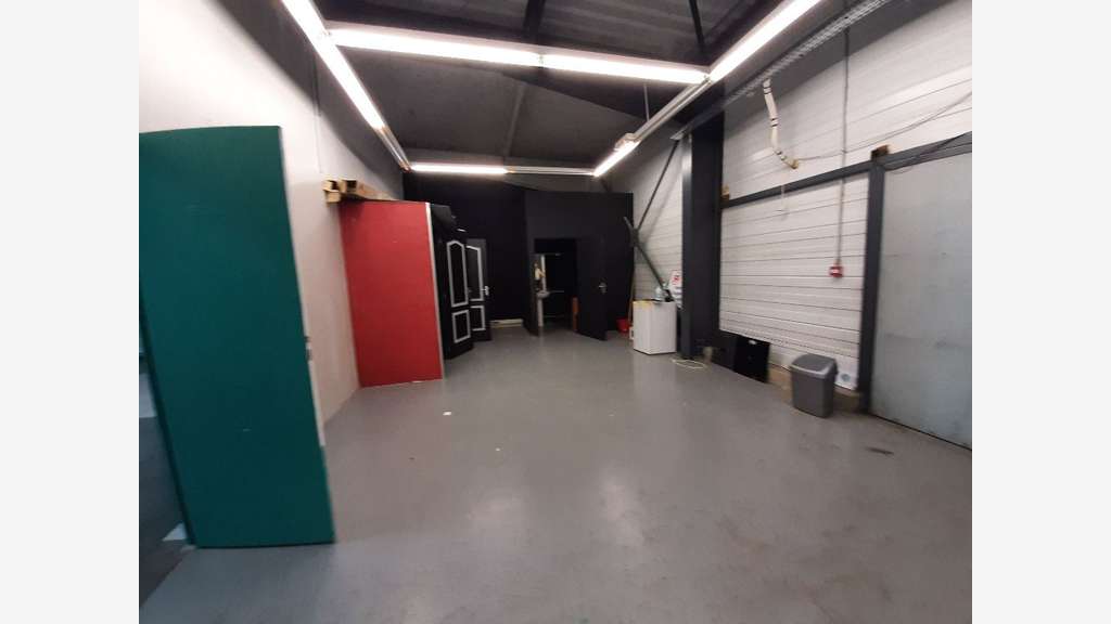 Local commercial de 243m² à louer à Gerzat