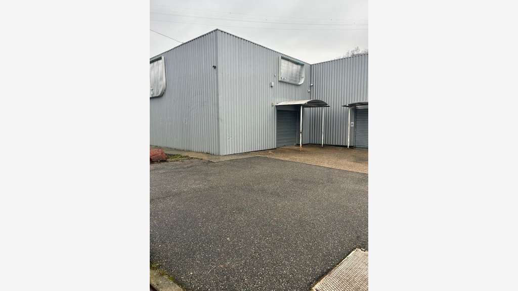 Location local commercial 551m² Givors ZAC