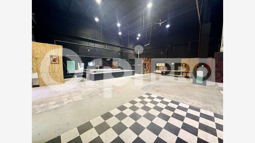 Loue local commercial 590m² à Gonfreville-l'Orcher