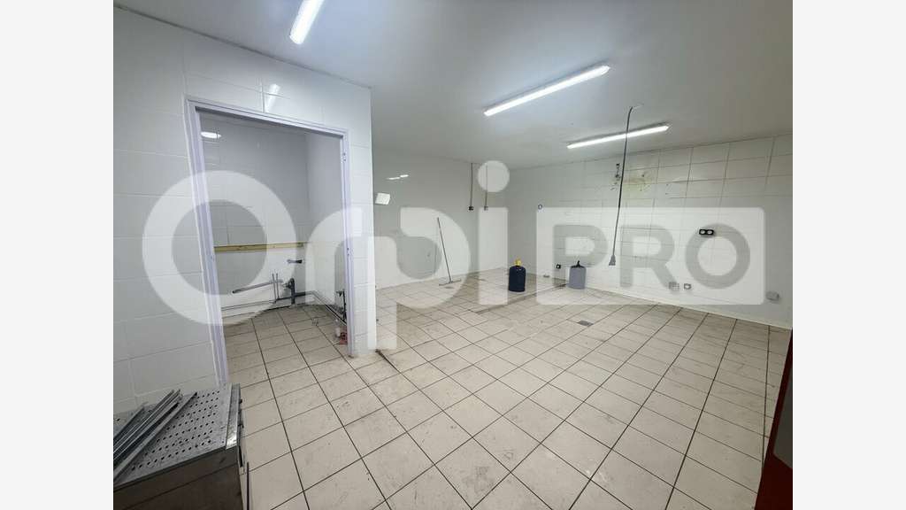 Loue local commercial 590m² à Gonfreville-l'Orcher