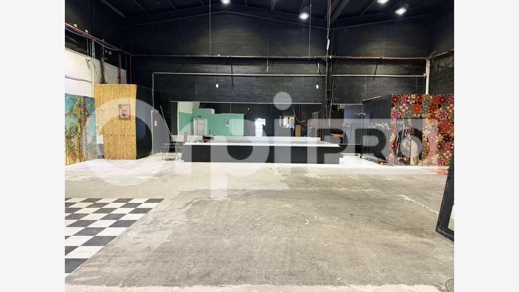 Loue local commercial 590m² à Gonfreville-l'Orcher