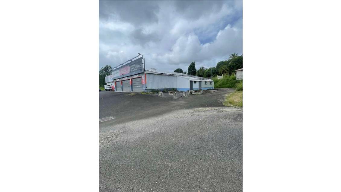 A louer local idéal garage de 330m² à Goyave