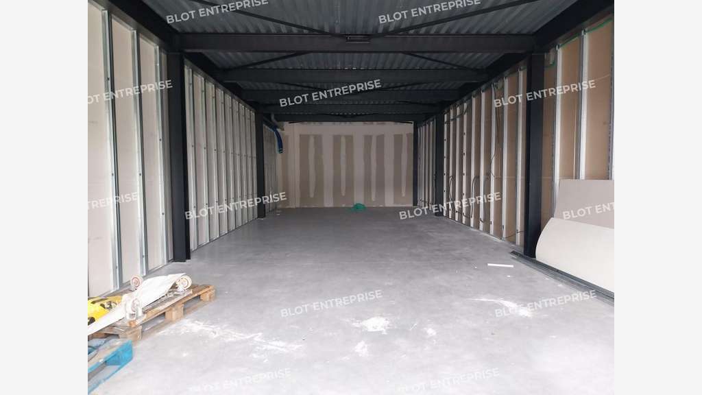 Location local commercial de 75m² à Grand Champ