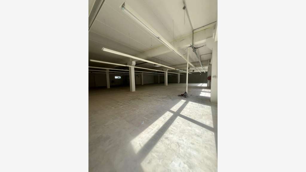A louer local 912m² zone commerciale de Grasse 