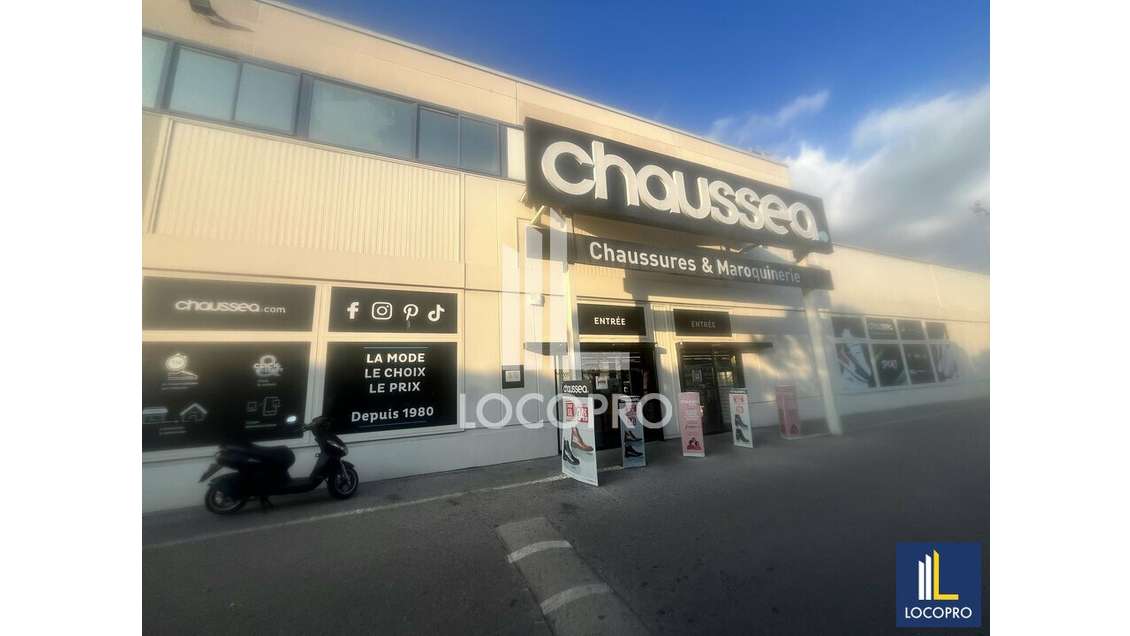A louer local 912m² zone commerciale de Grasse 
